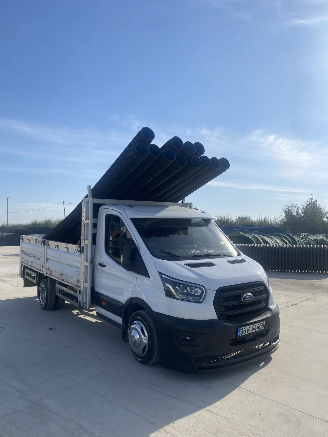 Açık kasa Ford Transit ile sanayi tipi boru taşımacılığı