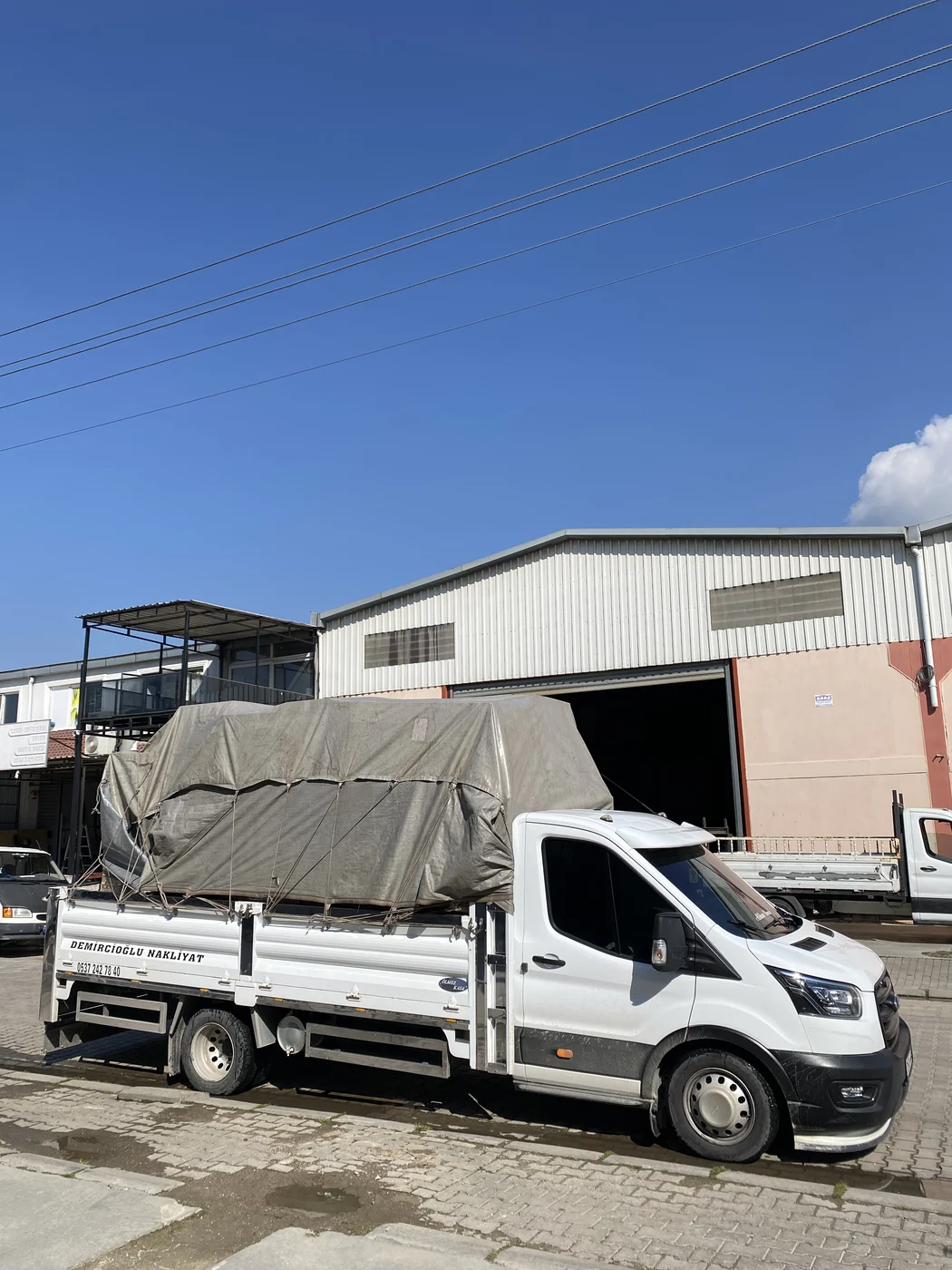 Brandalı Ford Transit ile korumalı sanayi malzemesi yükü