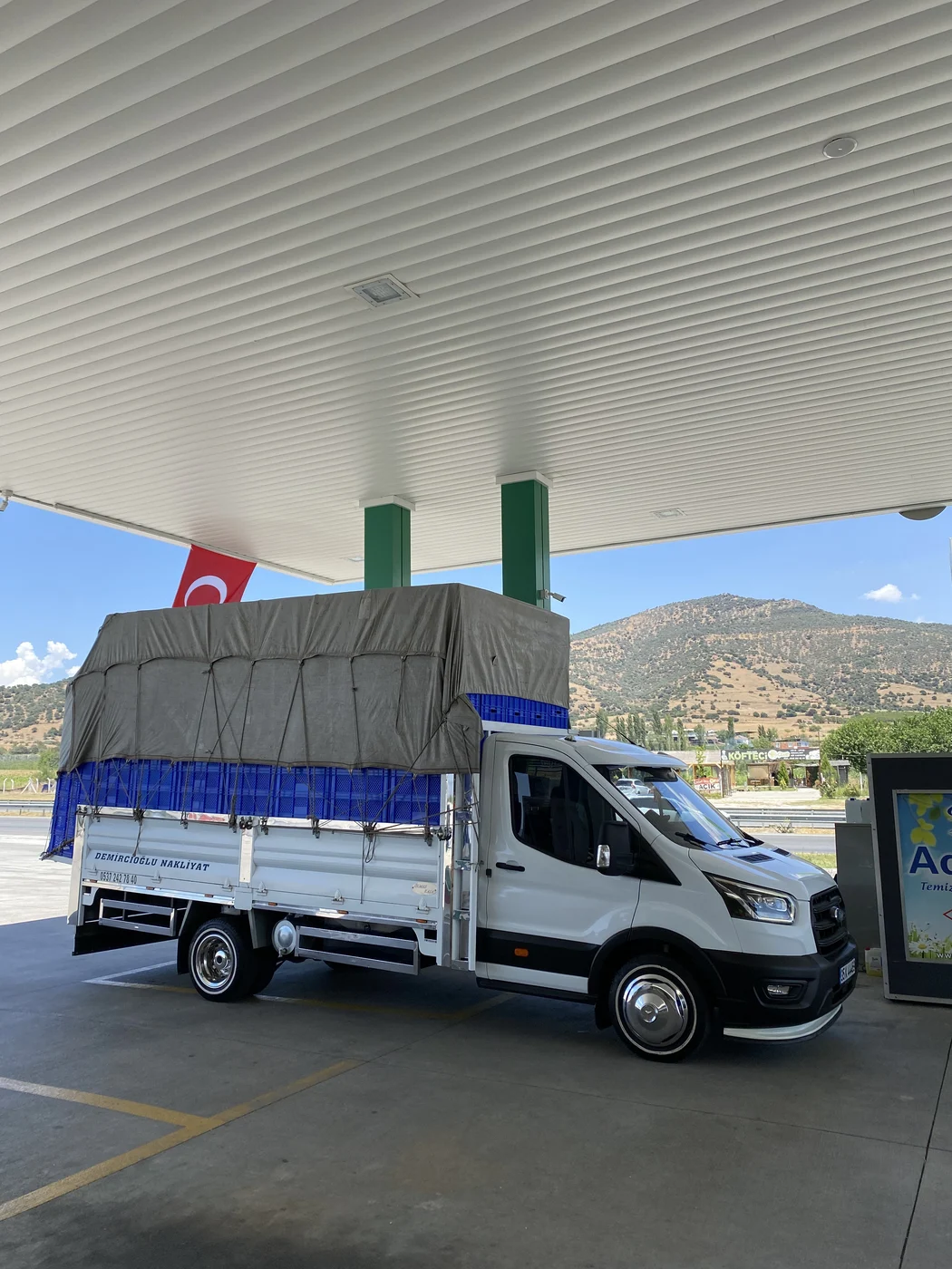 Ford Transit şehirlerarası yolda Ege Bölgesi lojistik seferi