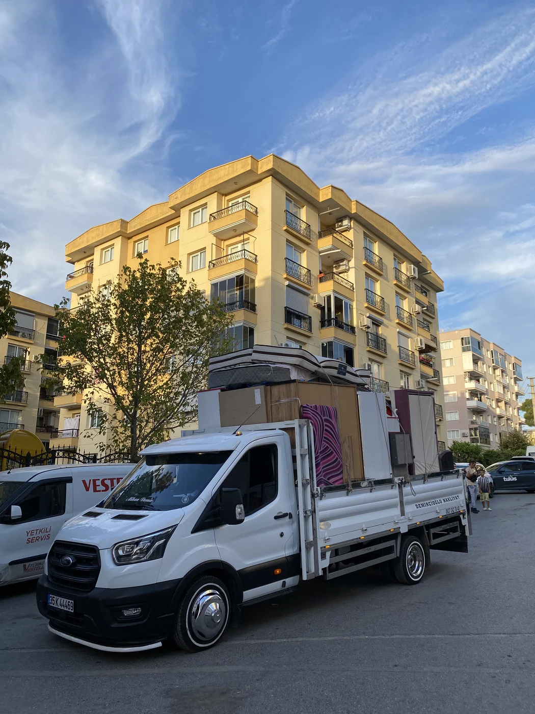 Apartman önünde özenle yüklenmiş mobilya ve parça ev eşyası taşımacılığı